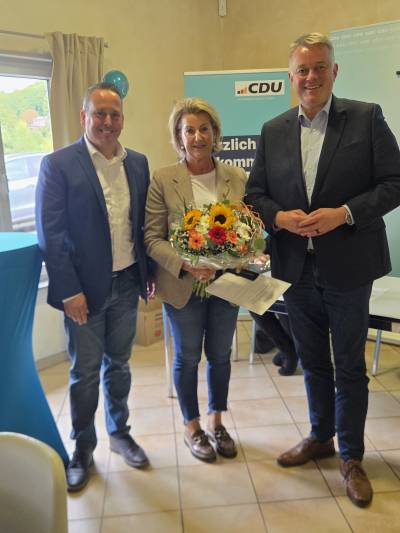 Sabine Dittrich wird für 35 Jahre Mitgliedschaft geehrt.