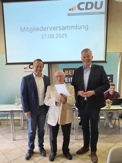 Jürgen Lenz wird für 45 Jahre Mitgliedschaft geehrt.