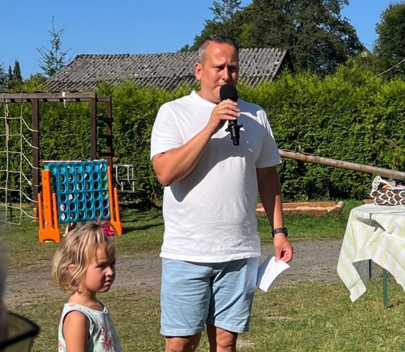 Der Vorsitzende des CDU Ortsverbandes Neustadt Christoph Zimmer begrt alle Anwesenden auf dem diesjhrigen Sommerfest.