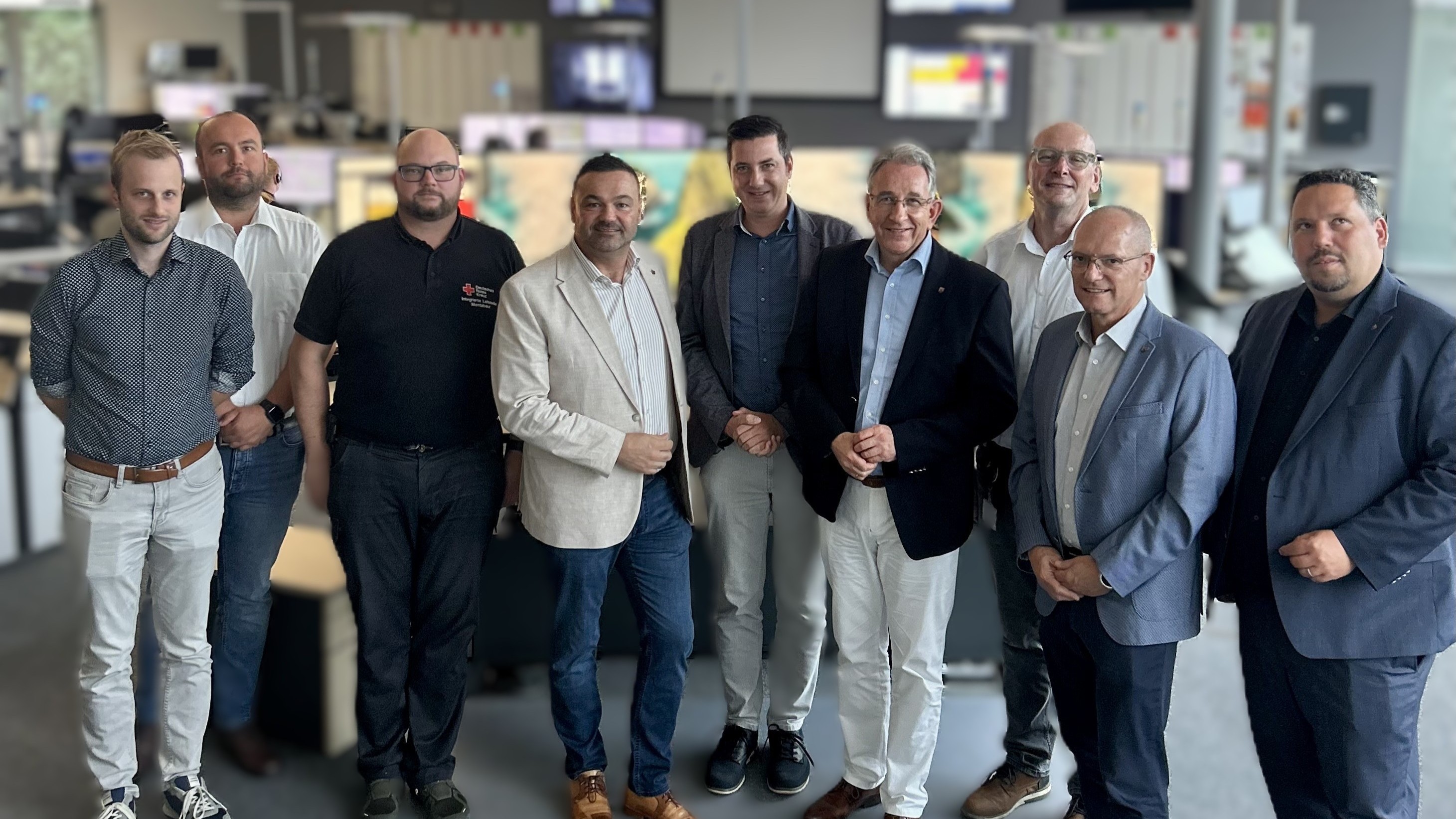 (v.l.n.r.) Dr. Matthias Reuber MdL, Leiter Rettungsdienst Frederic Gielsdorf, Teamleiter Florian Klein, Roland Weimer MdL, Janick Pape MdL, Landtagspr�sident Matthias Lammert, DRK-Gesch�ftsf�hrer Michael Schneider, J�rgen Schmied MdL, Andreas Birtel MdL